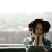 電車の中の女性
